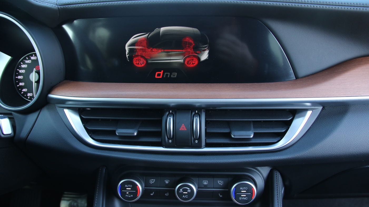 Slideshow Bild - Über das D.N.A. Drehrad und den Knopf für die Active Spension lässt sich die Charakteristik des Stelvio anpassen.